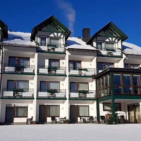 & Ferienappartements Edelweiss 4*